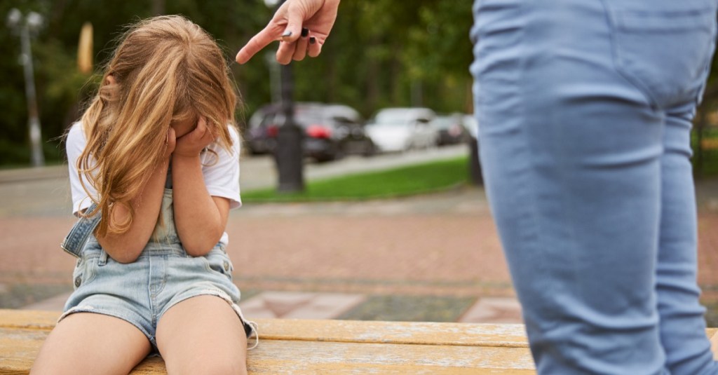 verärgerte Mutter weist Tochter zurecht