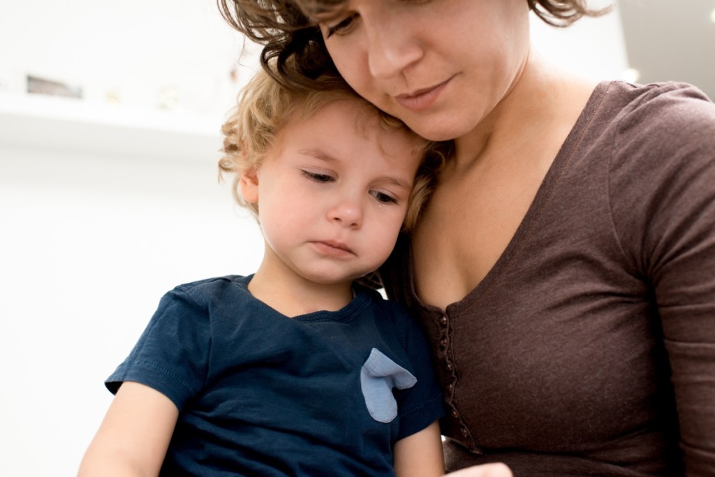 Eine Mutter tröstet ihre kleine Tochter nach einem Wutausbruch.