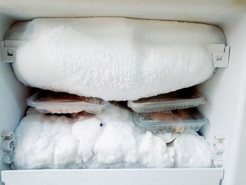 Eisschicht im Gefrierschrank. Mit diesem Hausmittel kannst du die Eisbildung verhindern.