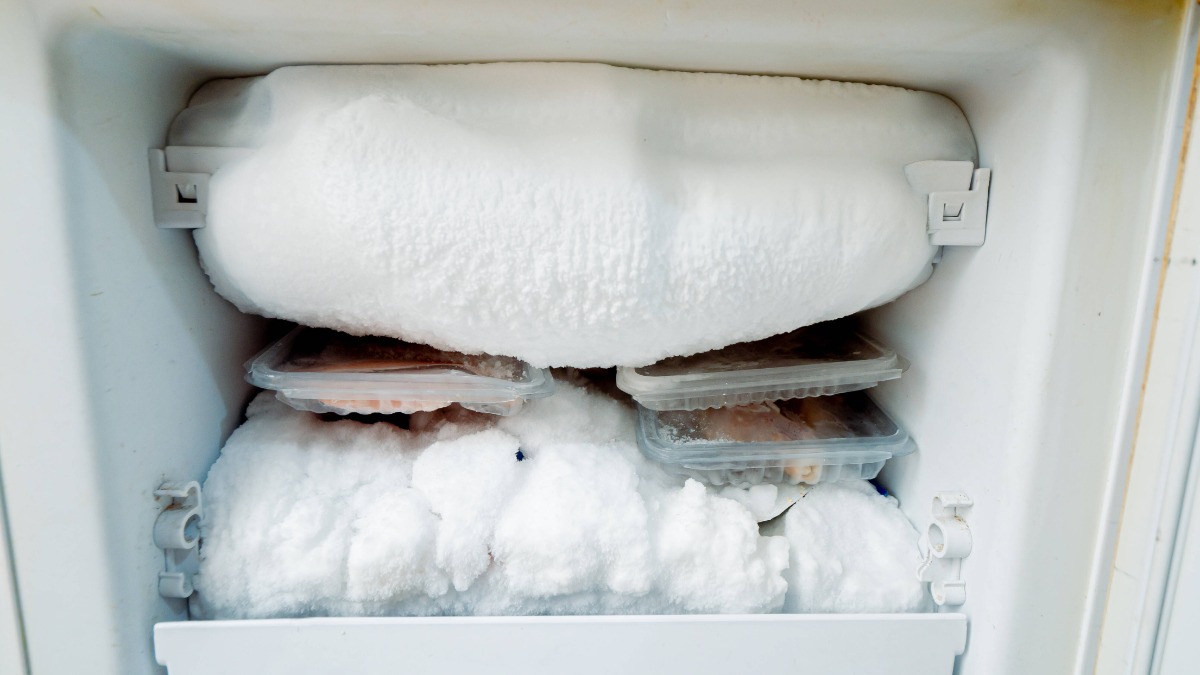 Eisschicht im Gefrierschrank. Mit diesem Hausmittel kannst du die Eisbildung verhindern.
