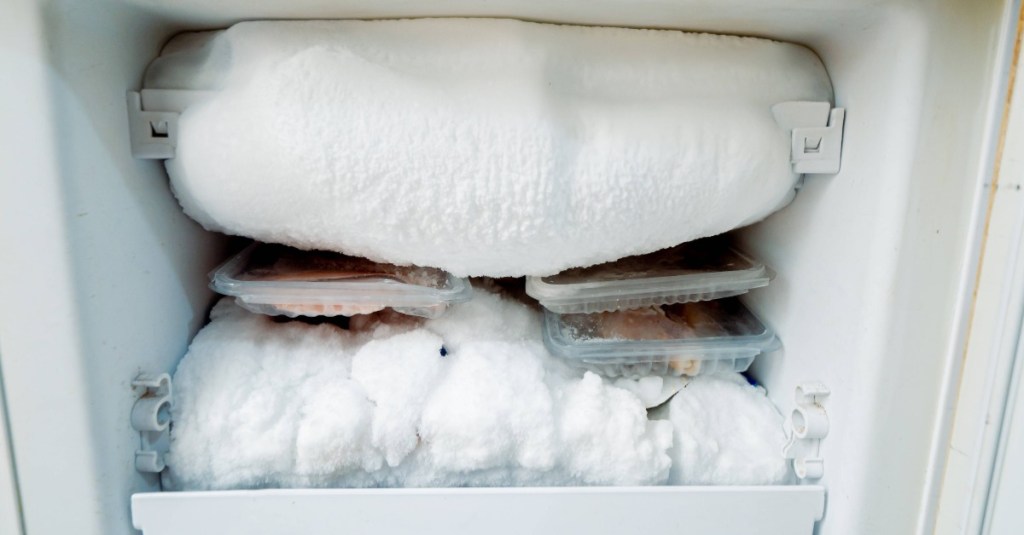 Eisschicht im Gefrierschrank. Mit diesem Hausmittel kannst du die Eisbildung verhindern.