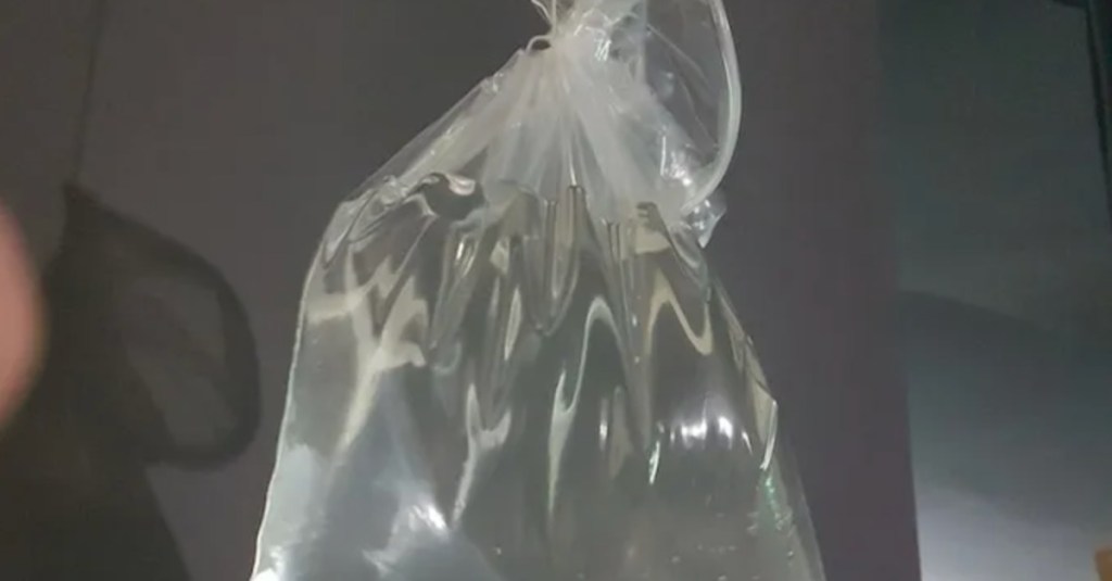 Ein mit Wasser gefüllter Plastikbeutel.