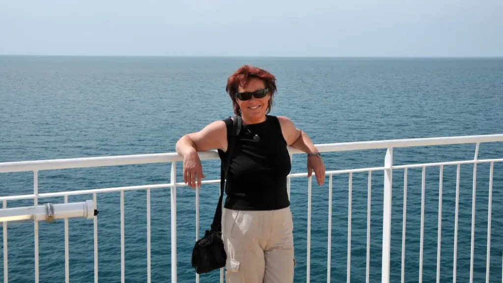 Eine Frau auf einem Kreuzfahrtschiff.