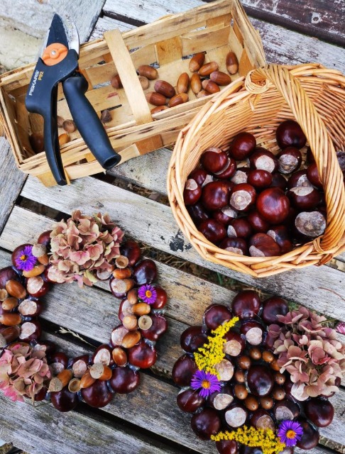 Kränze, gebastelt aus Kastanien, Eicheln und Blüten