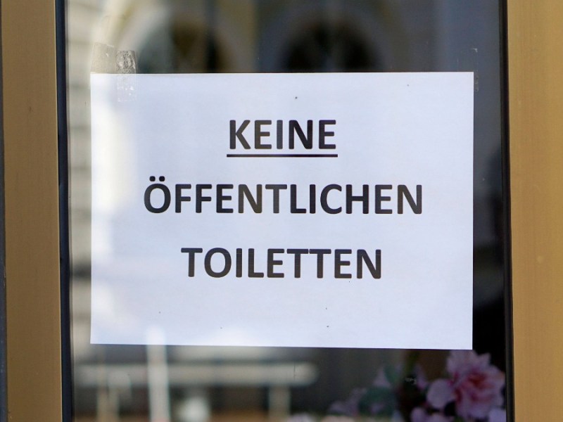 Schild an einer Gaststätte: Keine öffentlichen Toiletten