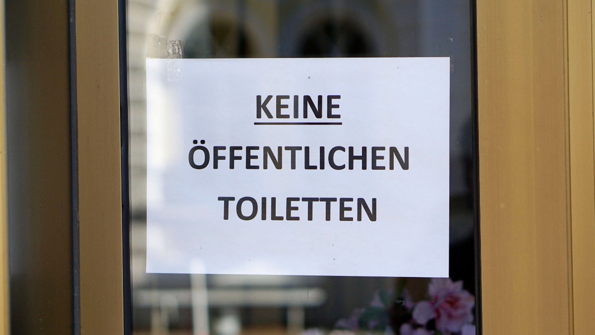 Schild an einer Gaststätte: Keine öffentlichen Toiletten