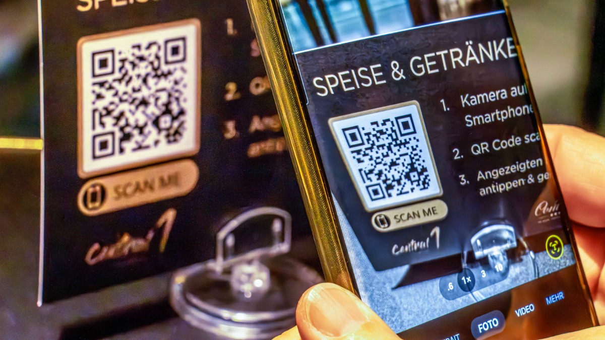 Gast im Restaurant scannt QR-Code mit seinem Handy