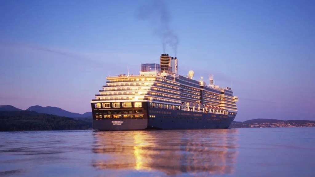 Kreuzfahrtschiff in der Dunkelheit.