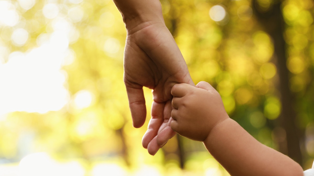 Tochter hÃ¤lt die Hand der Mutter