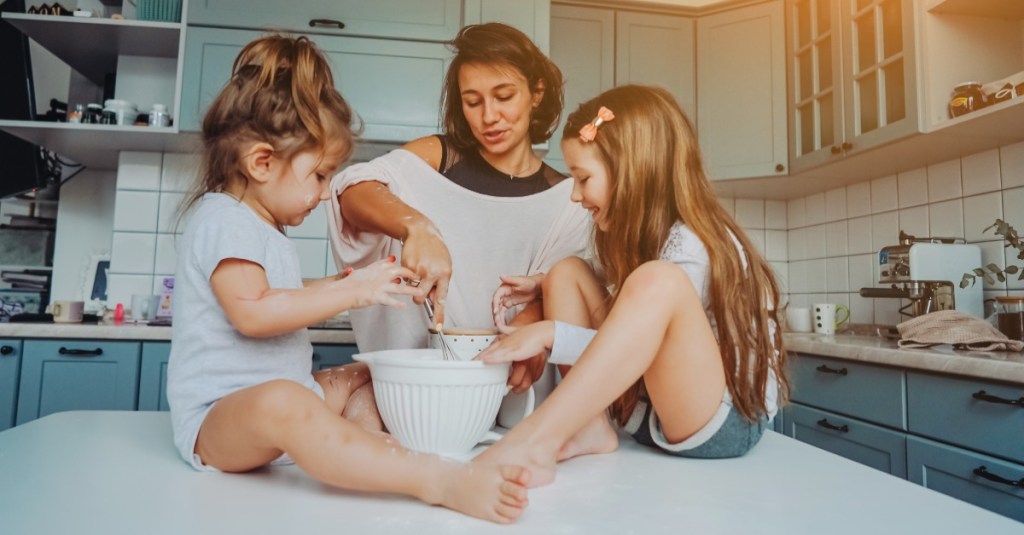 Crunchy Mom: Mutter und zwei Töchter backen gemeinsam in der Küche