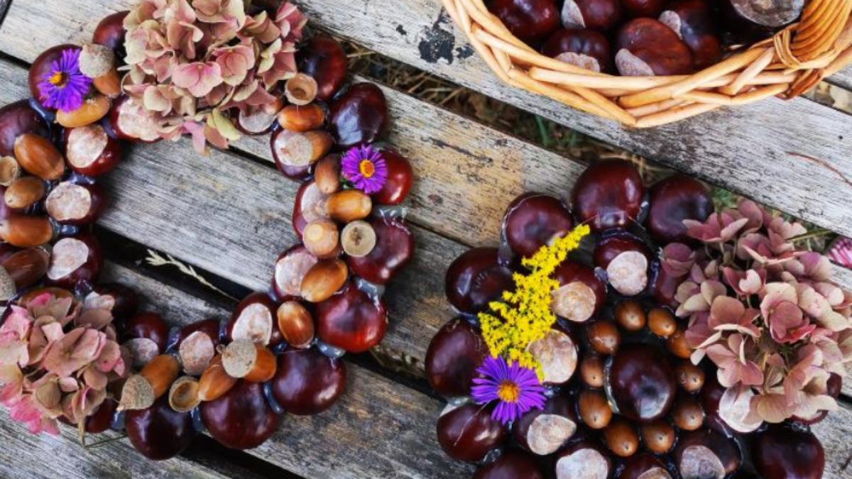 Kränze, gebastelt aus Kastanien, Eicheln und Blüten