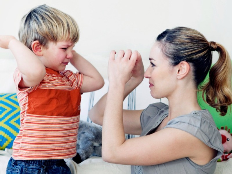 Kind haut oder beißt: Mutter wehrt Schläge ihres Sohnes ab