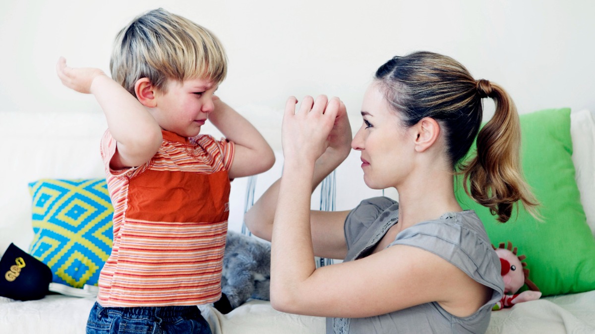 Kind haut oder beiÃŸt: Mutter wehrt SchlÃ¤ge ihres Sohnes ab