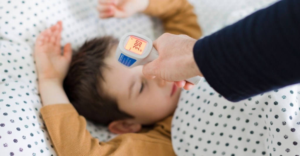 Fieberthermometer auf einer Kinderstirn