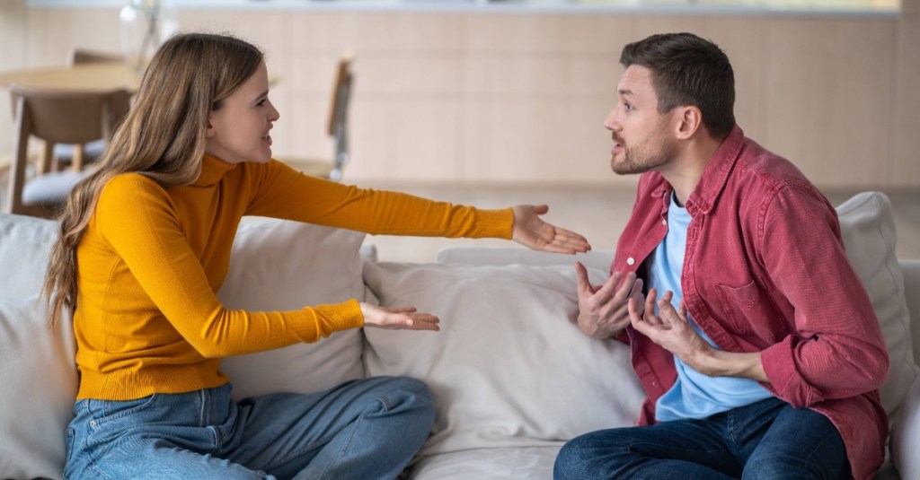 Frau und Mann streiten sich auf der Couch