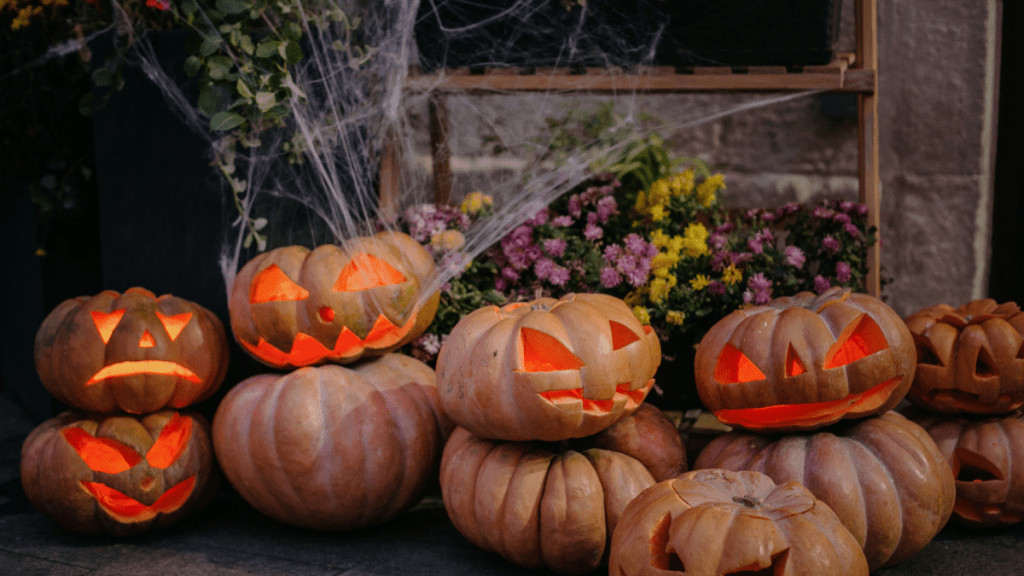 Geschnitzte Halloween-Kürbisse übereinander gestapelt