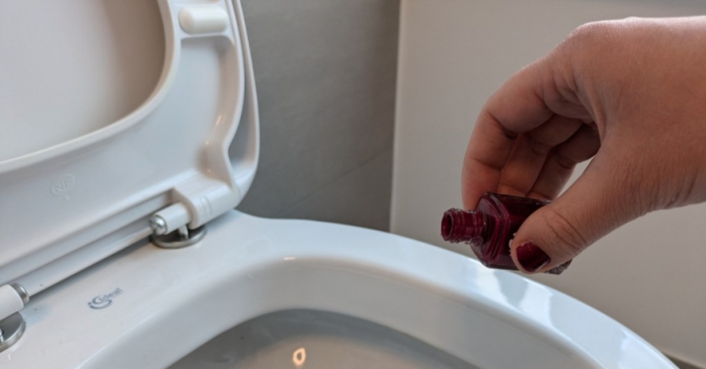 Nagellack wird in eine Toilette geschüttet