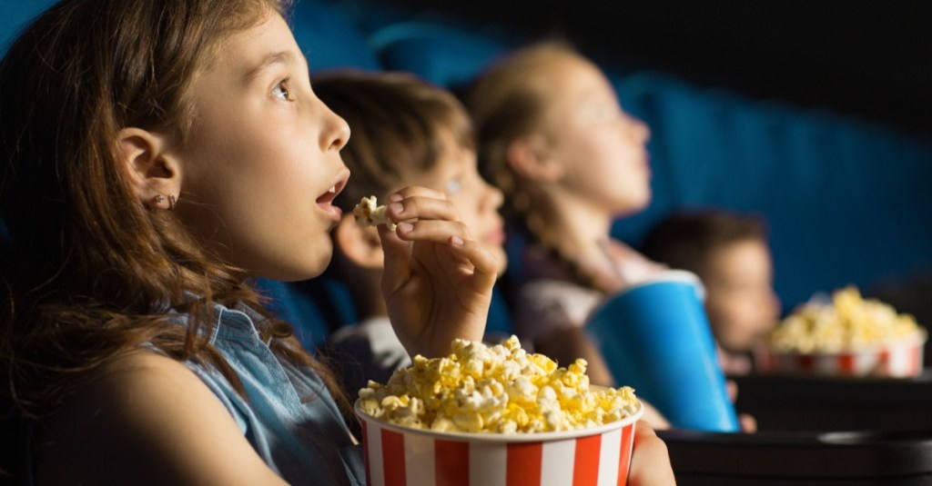 Geburtstagskind gratis: eine Gruppe Kinder sitzt im Kino