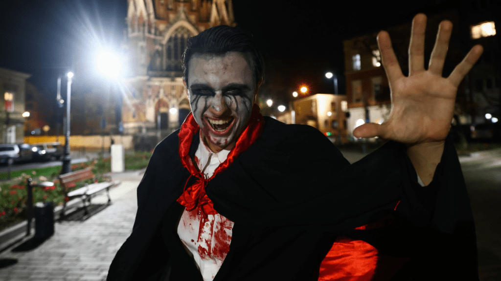 Mann im als Vampir verkleideten Halloween-Kostüm