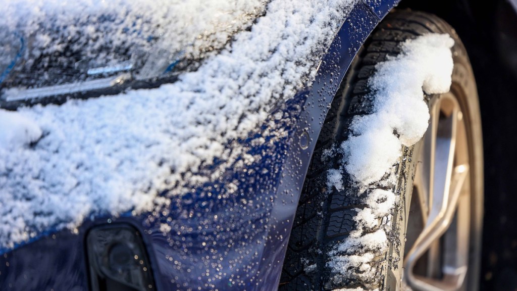 Auto im Schnee mit Winterreifen.