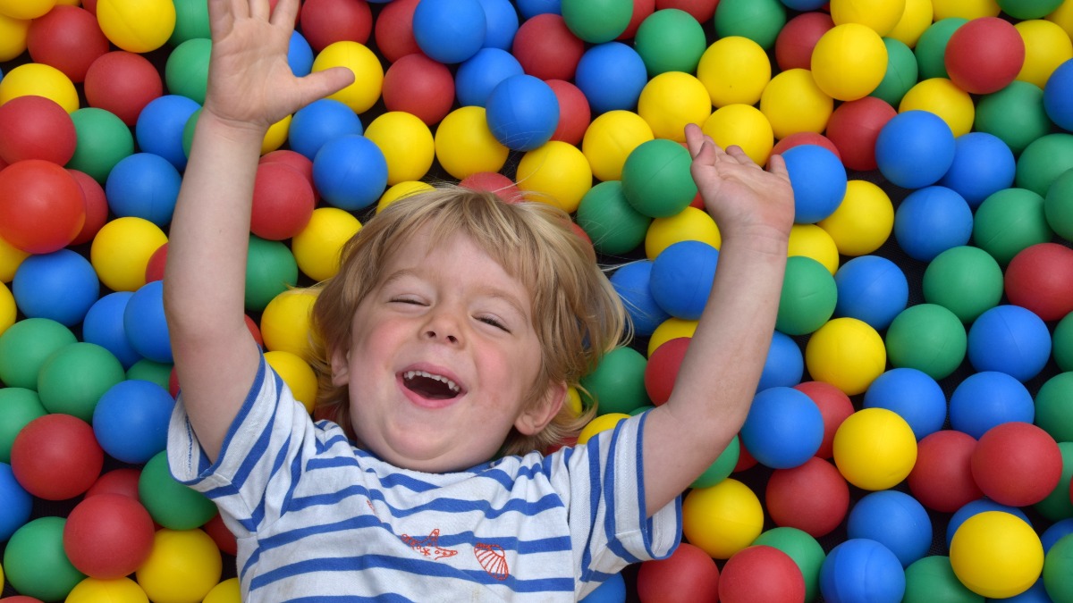 kleiner Junge spielt im Bällebad