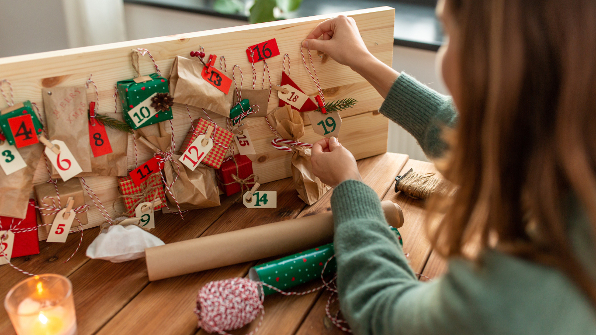 Frau öffnet Adventskalender für Frauen