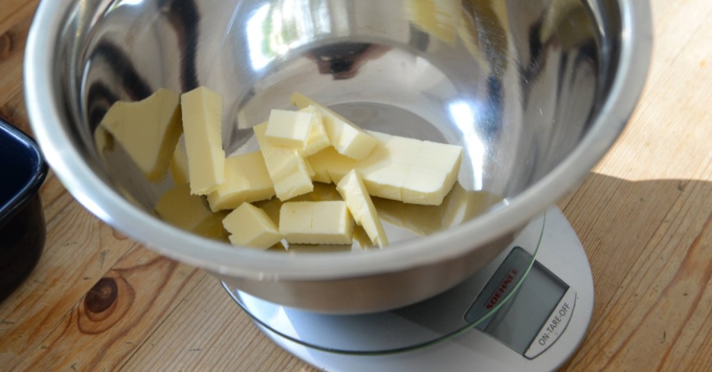 Wiegen ohne Waage: Butter in einer Schüssel, die auf einer ausgeschalteten Waage steht