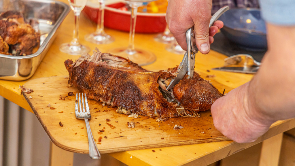 Gänsebraten wird zerlegt