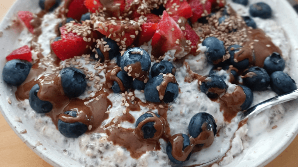 Porridge mit Nussmus, Früchten und Sesam