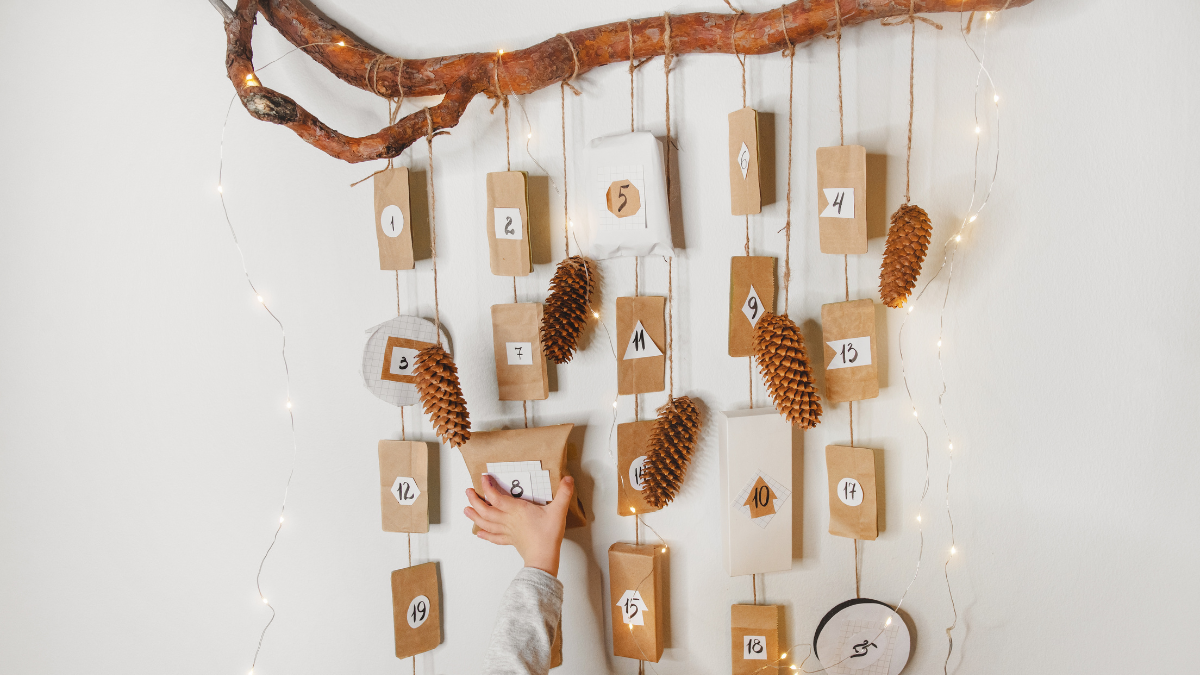 Nachhaltiger Adventskalender am Ast