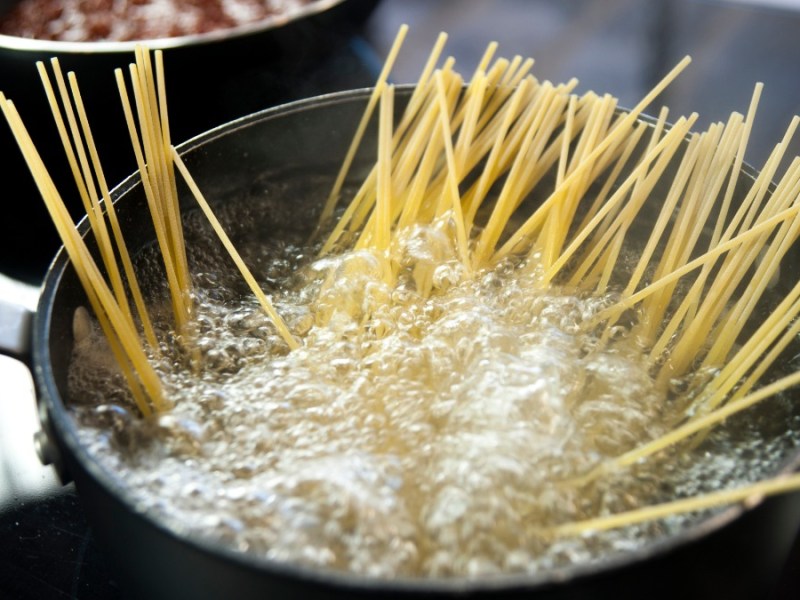 Lifehack: So kleben Nudeln beim Kochen nicht mehr zusammen