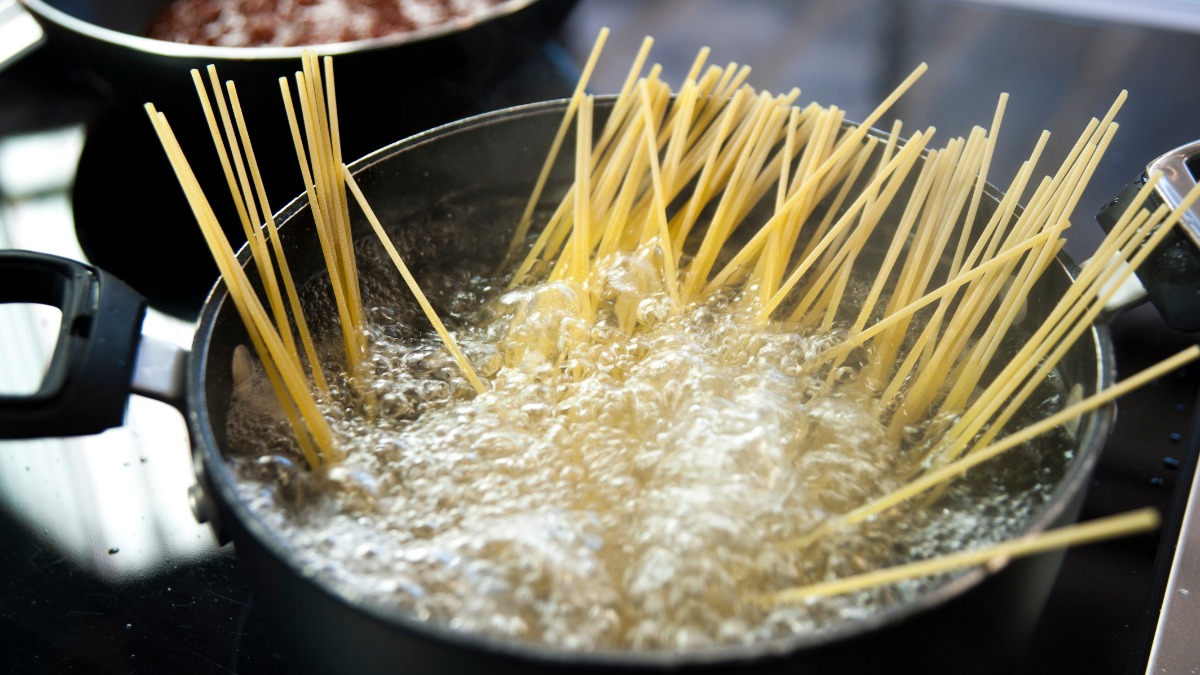 Spaghetti, die im Wasser in einem Kochtopf kochen