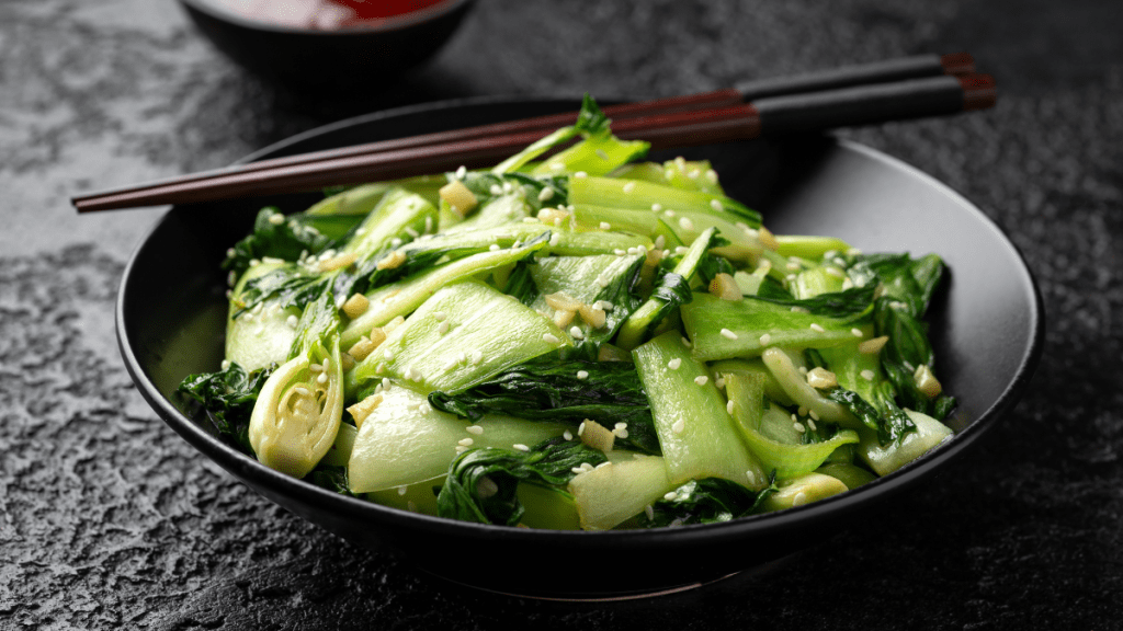 Gebratener Pak Choi in einem tiefen Teller.