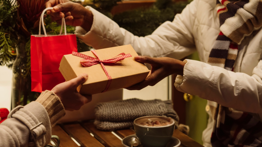 Zwei Frauen tauschen Geschenke aus