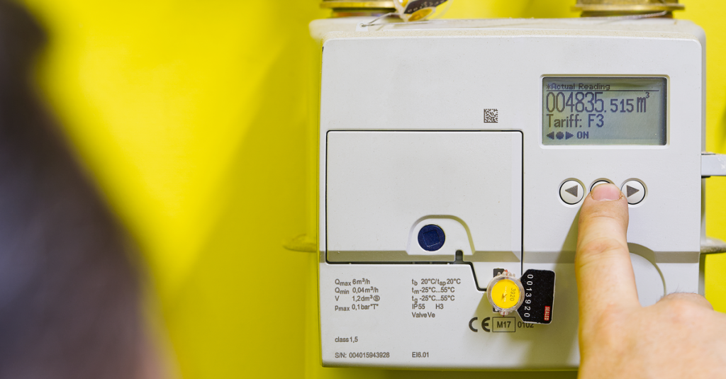 Smart Meter in Zimmer mit gelber Wand.