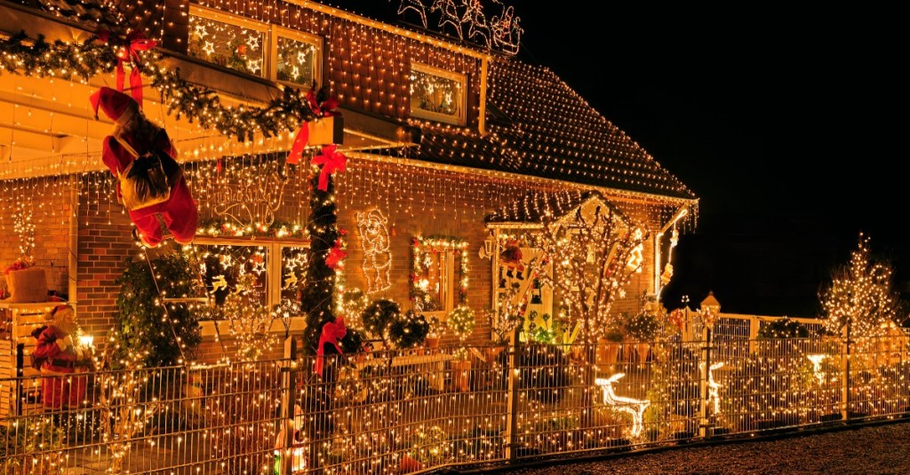 ein festlich dekoriertes Haus mit zahllosen Lichterketten