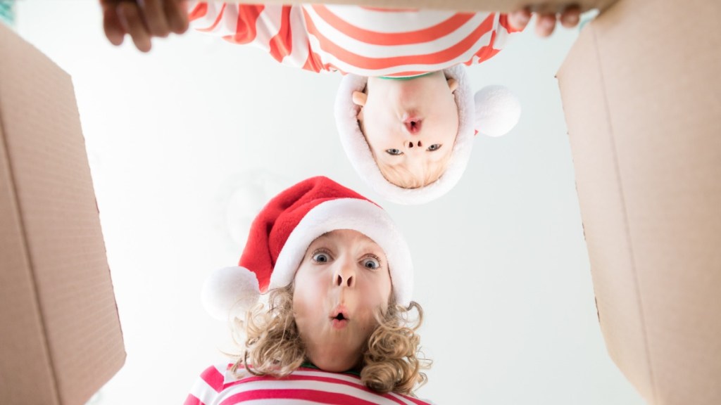 Wichtelzubehör: zwei Kinder gucken staunend in die Kamera