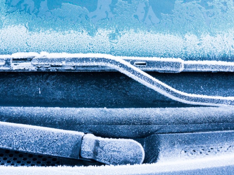 Auto abdecken im Winter: eine vereiste Frontscheibe