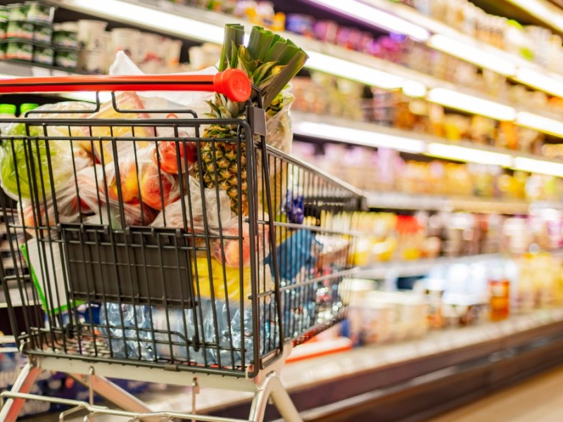 Supermarkt Einkaufsfallen: ein voller Einkaufswagen steht in einem Supermarkt