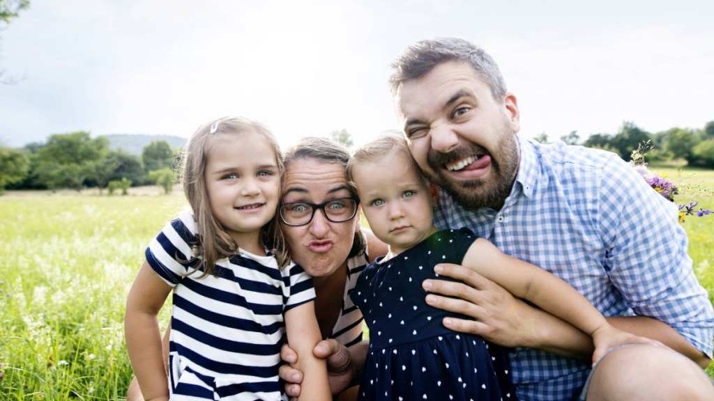 kreative Familienfotos: Vater, Mutter und zwei Kinder ziehen Grimassen für die Kamera