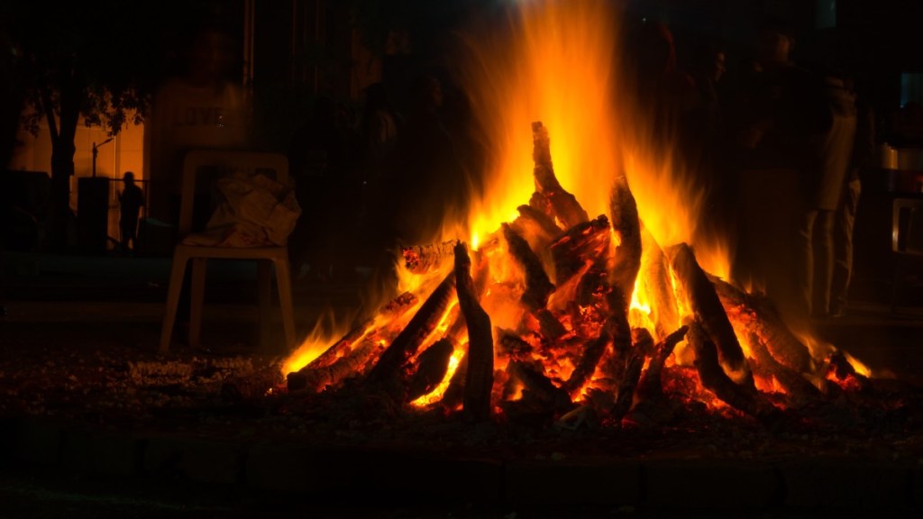 Ein Lagerfeuer im Dunkeln.