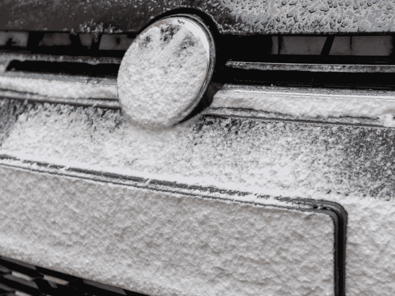 Bußgelder im Winter, verschneites Nummernschild