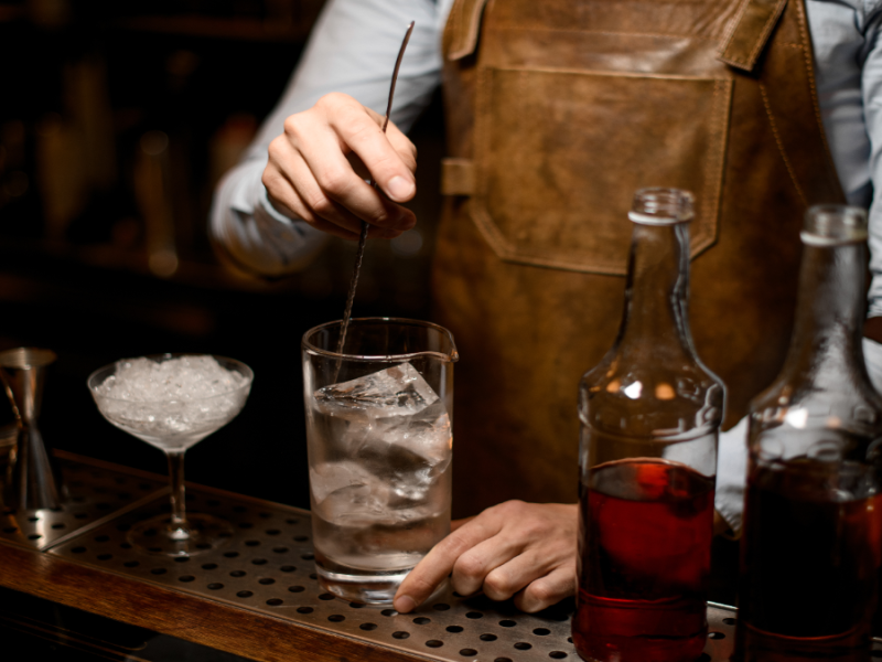 Ein Barkeeper macht einen Drink mit Alkohol ohne Label.