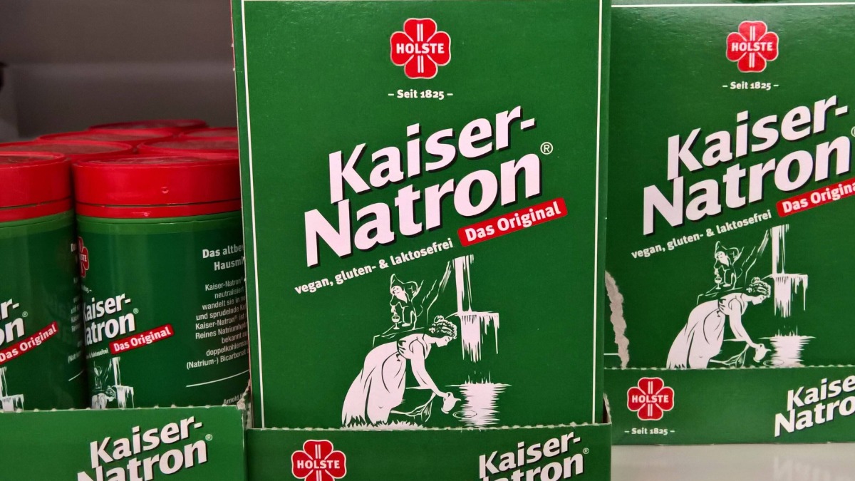 Natron Ersatz: ein Regal im Supermarkt mit Produkten von Kaiser Natron