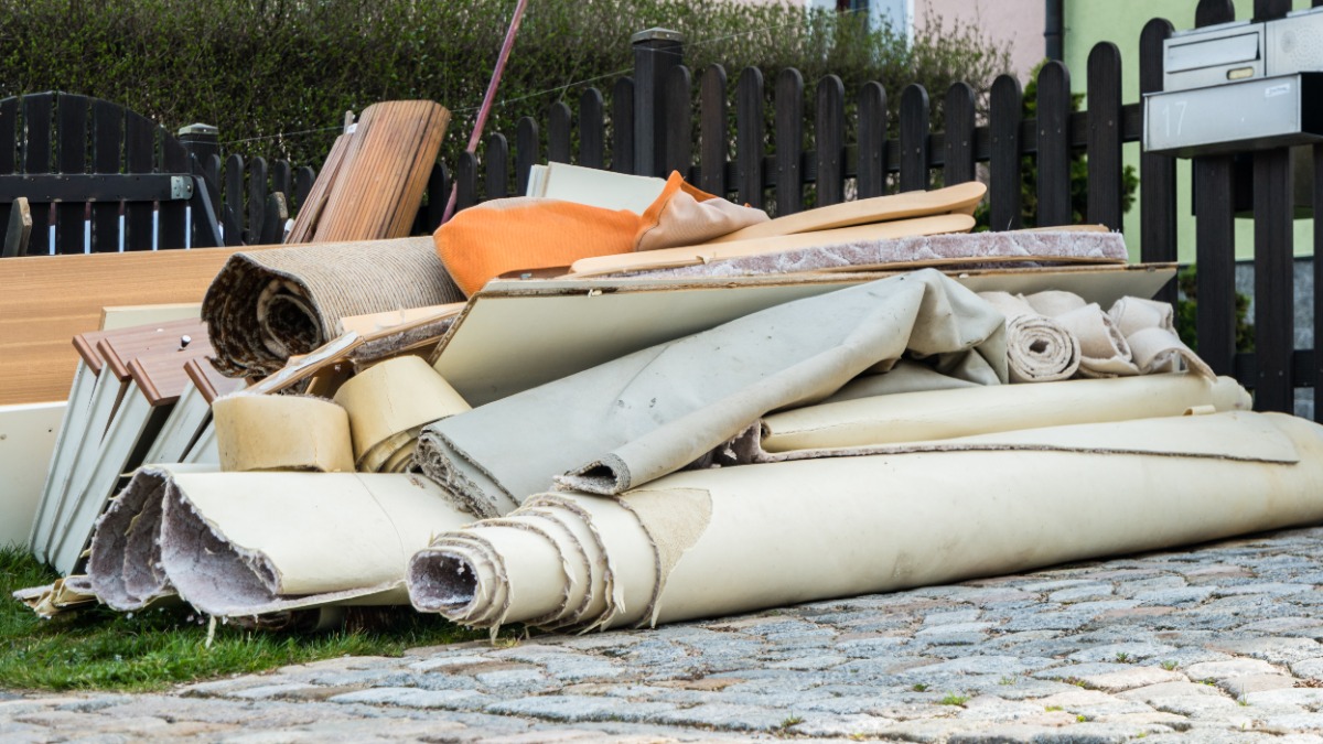 Teppich entsorgen: Teppichreste liegen auf der Straße