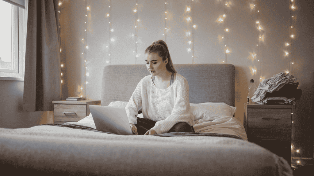 Valentinstag und Fernbeziehung, Frau facetimed mit jemandem