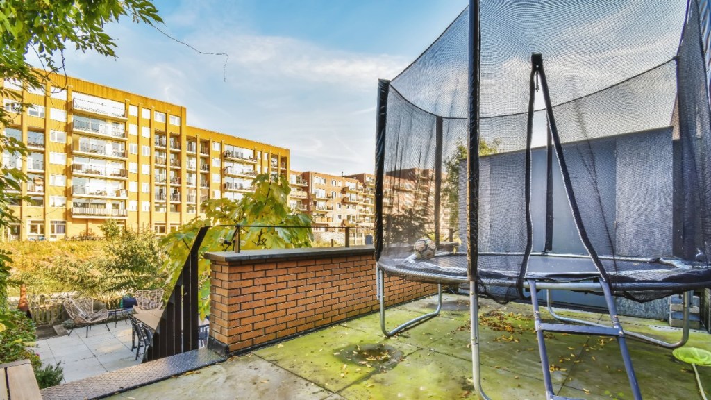 Trampolin reinigen: Ein Trampolin steht auf einer Terrasse