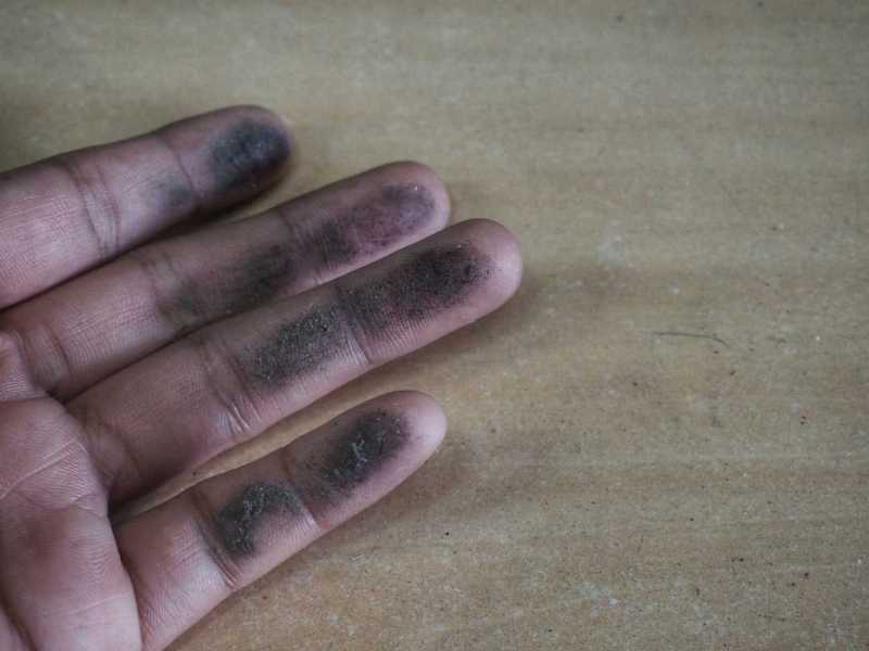 Eine Hand mit Rußflecken darauf.