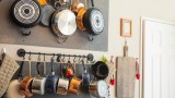 Töpfe und Pfannen Aufbewahrung hängend an der Wand