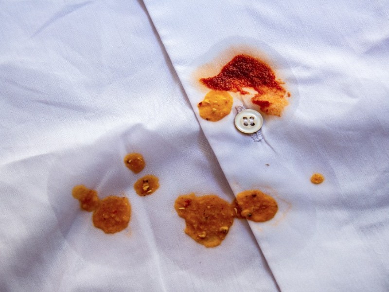 Ein Tomatenfleck auf einem Hemd.